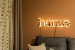 Illuminer votre intérieur : comment les néons transforment votre déco ?