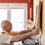 La cimaise murale pour tableaux : accrochage sans percer les murs