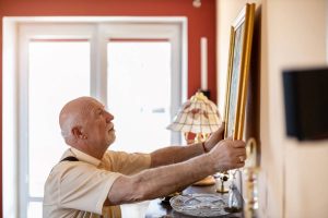 La cimaise murale pour tableaux : accrochage sans percer les murs